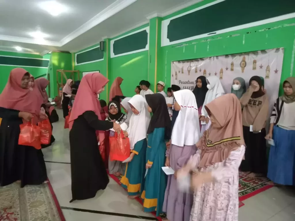 Ibu-ibu Majelis Taklim Masjid Al Mubarokah adakan santunan anak yatim